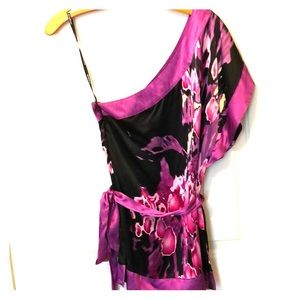 Gorgeous one-shoulder abstract print top